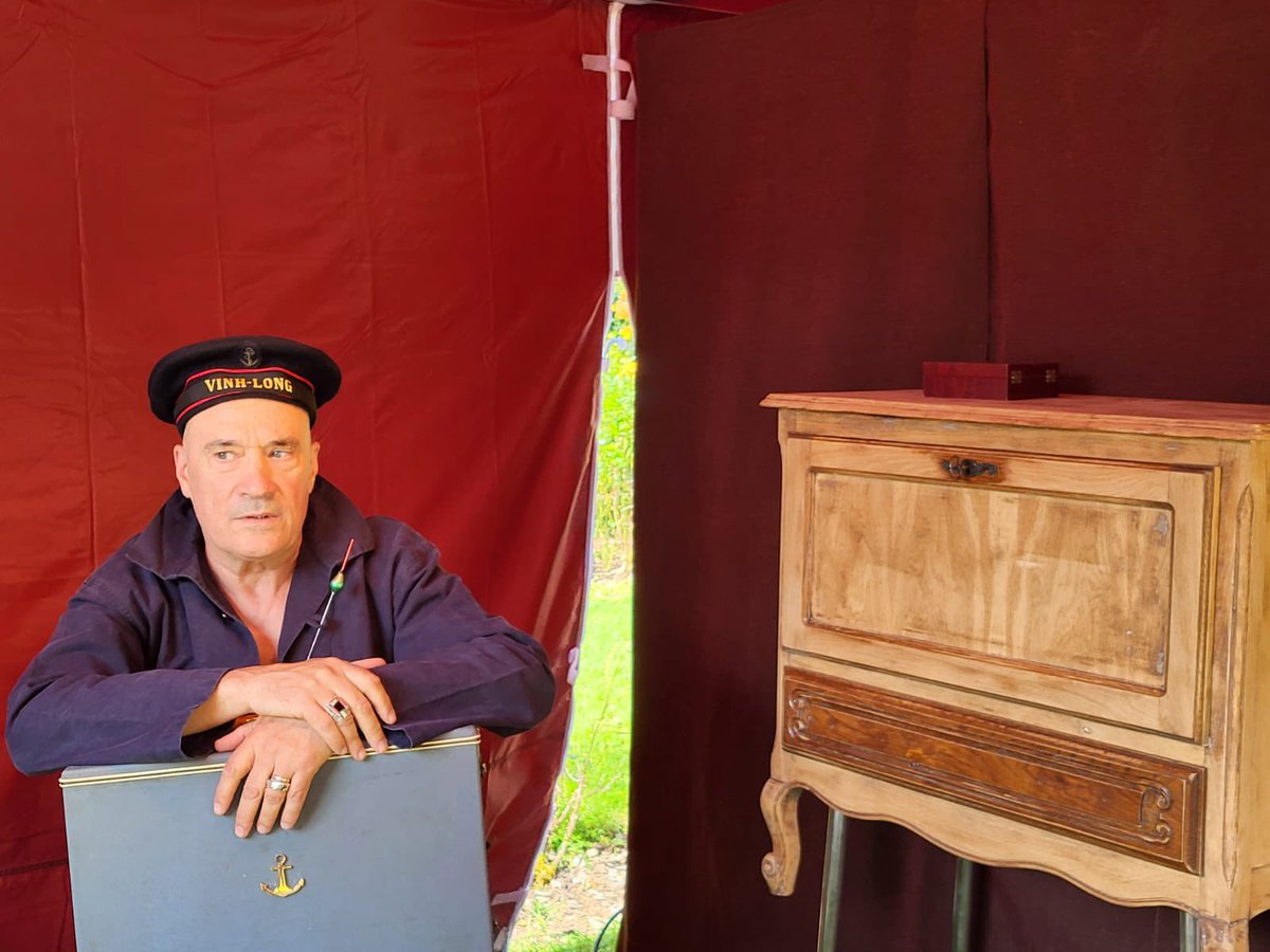 JpLeScornet's tweet photo. C’est la fête à #LassayLesChateaux ! Le village sans dessus-dessous. Des artistes et des compagnies inspirés qui se jettent en spectacle et un public en quête d’émotion et de sensation. @FEntrelaces #iconoclaste #joyeux https://t.co/CvyKmql0Rk