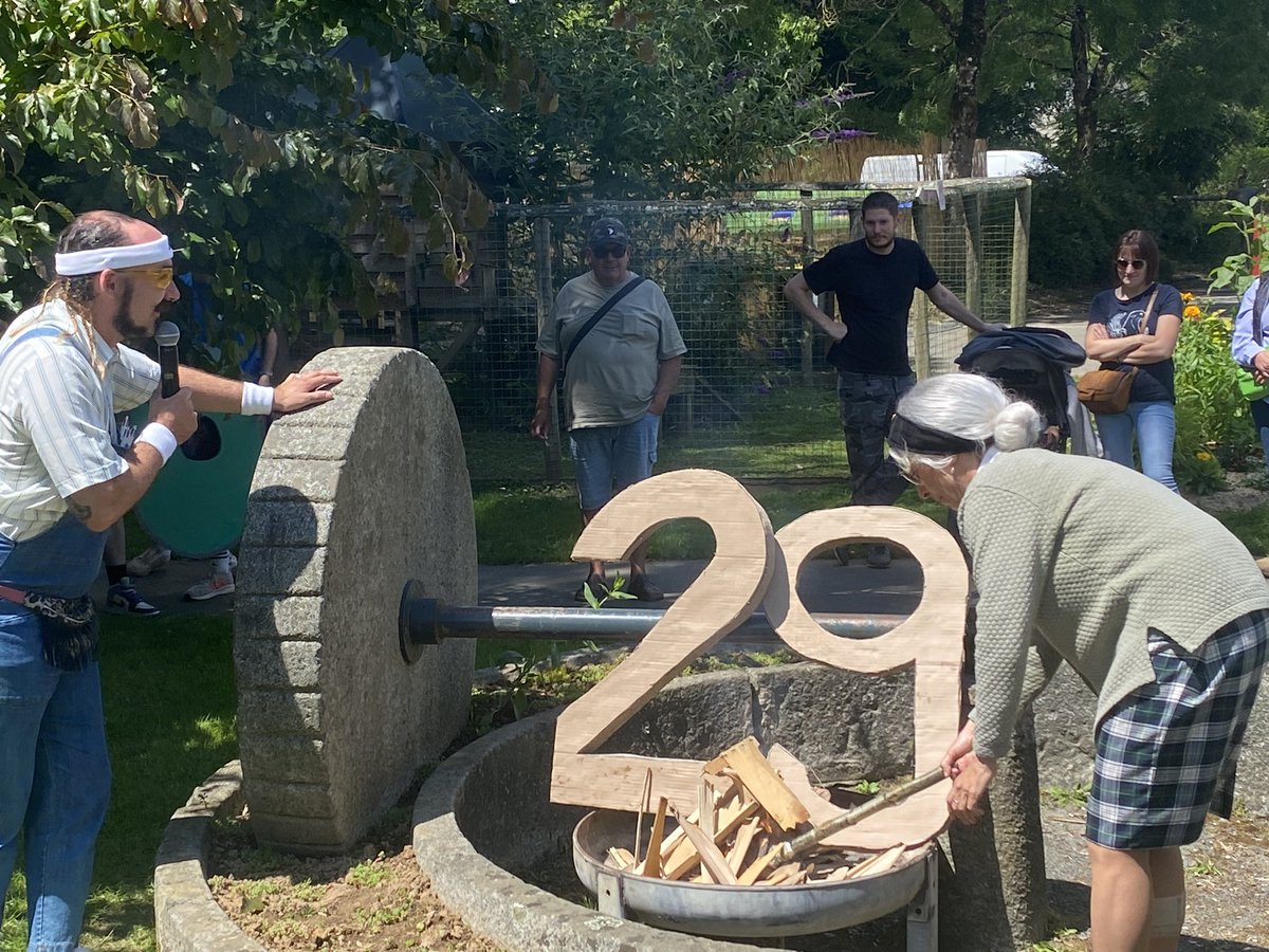 JpLeScornet's tweet photo. C’est la fête à #LassayLesChateaux ! Le village sans dessus-dessous. Des artistes et des compagnies inspirés qui se jettent en spectacle et un public en quête d’émotion et de sensation. @FEntrelaces #iconoclaste #joyeux https://t.co/CvyKmql0Rk