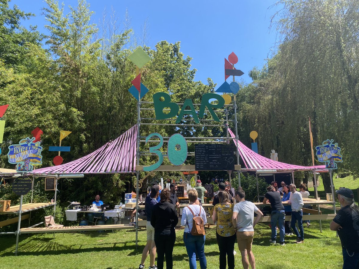JpLeScornet's tweet photo. C’est la fête à #LassayLesChateaux ! Le village sans dessus-dessous. Des artistes et des compagnies inspirés qui se jettent en spectacle et un public en quête d’émotion et de sensation. @FEntrelaces #iconoclaste #joyeux https://t.co/CvyKmql0Rk
