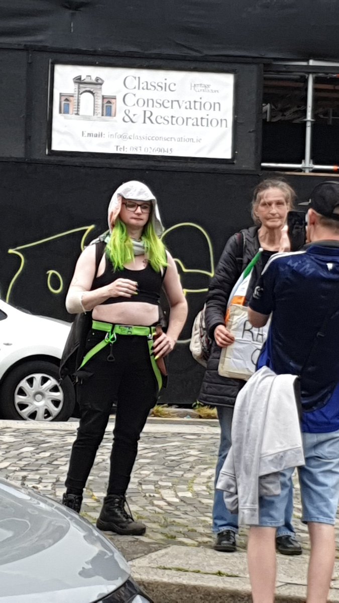 ClonmelConcern's tweet photo. Antifa 🥴 tried their best to start but guards gave them the warnings 🤣🤣🤣😉🇮🇪💚🇮🇪 #breakingnewstoday #lookingfortrouble #antifa #breakingnewstoday #realnews #dublin #pleasegoviral https://t.co/kyzUqv7mnR