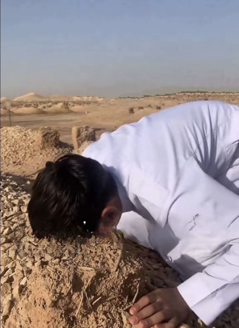 visitalharamain's tweet photo. 🇸🇦 Un enfant a innocemment mis de la glace sur la tombe de sa mère pour la rafraîchir 🥺💔 https://t.co/0mw23TOLE8