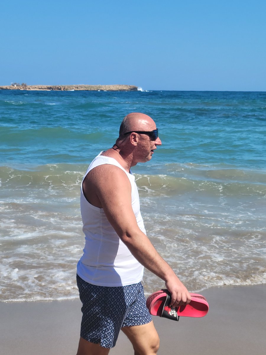 oriaoka's tweet photo. Taking a beach photo and this absolute KING walls through. https://t.co/Ne7EhDIvO4