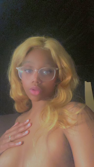 who wants to videochat? hmu https://t.co/snUj2vBgsm<a href="/tag/ebony"class="tags"><span>#ebony</span></a><a href="/tag/twerk4me"class="tags"><span>#twerk4me</span></a><a href="/tag/fentybowl"class="tags"><span>#fentybowl</span></a>