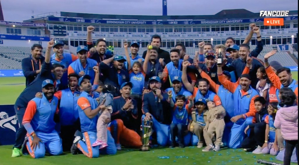 RandheerYadav01's tweet photo. इंडिया एक बार और विश्व विजेता बना, #WCL2024 में पाकिस्तान को 5 विकेट से हराकर विश्व विजेता बना।🏆
👉🏼 Man of the Match– Ambati Rayudu
👉🏼 Man of the Tournament– Yusuf Pathan
👉🏼 Winning Price– 200,000$
👉🏼 Runner Up Price– 100,000$
#WCLonFanCode
#Wclfainal
#WCLIndiaChampions https://t.co/qvbymLHmSp