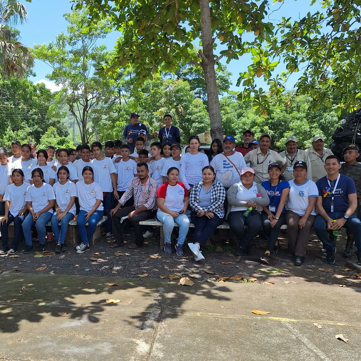 easenciogt's tweet photo. 🌿 Hoy participé en una jornada de limpieza en Aldea El Toro, Moyuta, Jutiapa, promovida por @ecologiatotalgt. Fue inspirador ver a estudiantes, docentes de IMEB, y colaboradores como UGAM Moyuta, COCODE, el Ejército y más unirse por un bien común. ¡Gracias a todos! 💚🌍 https://t.co/THLqNQfLPD