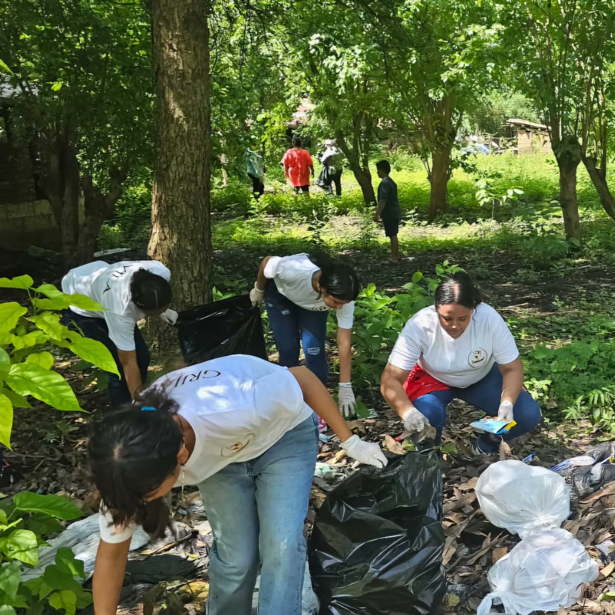 🌿 Hoy participé en una jornada de limpieza en Aldea El Toro, Moyuta, Jutiapa, promovida por <a href="/ecologiatotalgt/">Ecología Total GT</a>. Fue inspirador ver a estudiantes, docentes de IMEB, y colaboradores como UGAM Moyuta, COCODE, el Ejército y más unirse por un bien común. ¡Gracias a todos! 💚🌍