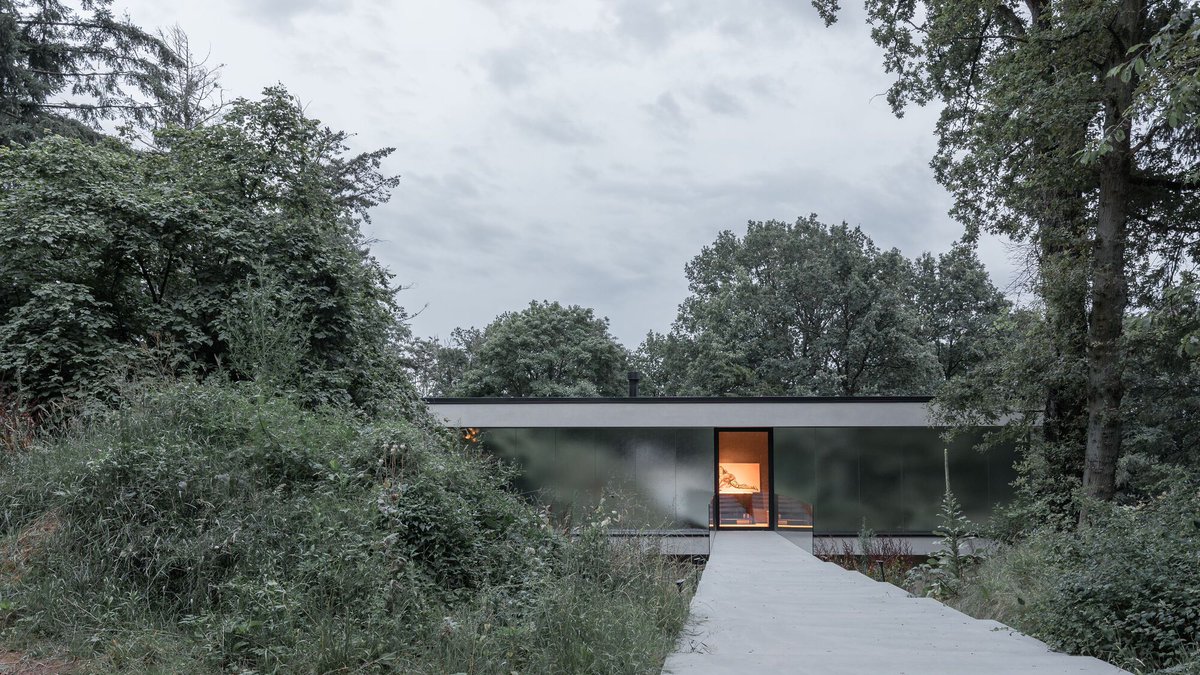 Architecture: Corniche #house / OPEN #Architect ES: The owners wanted to settle in a green and quiet setting on the outskirts of the capital. As their children grow up, they need more autonomy, while still retaining a foothold in the family cocoon... The… bit.ly/3zHsQjn