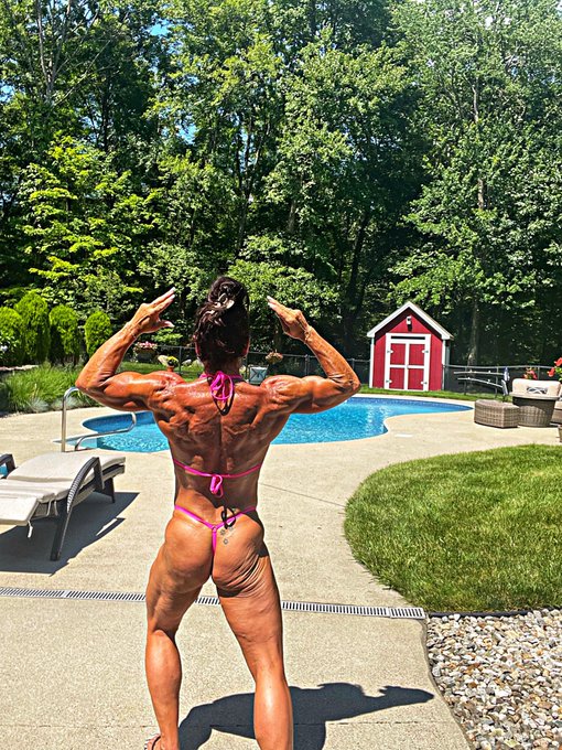 Another pool day 💦 https://t.co/SroqkJsp0m