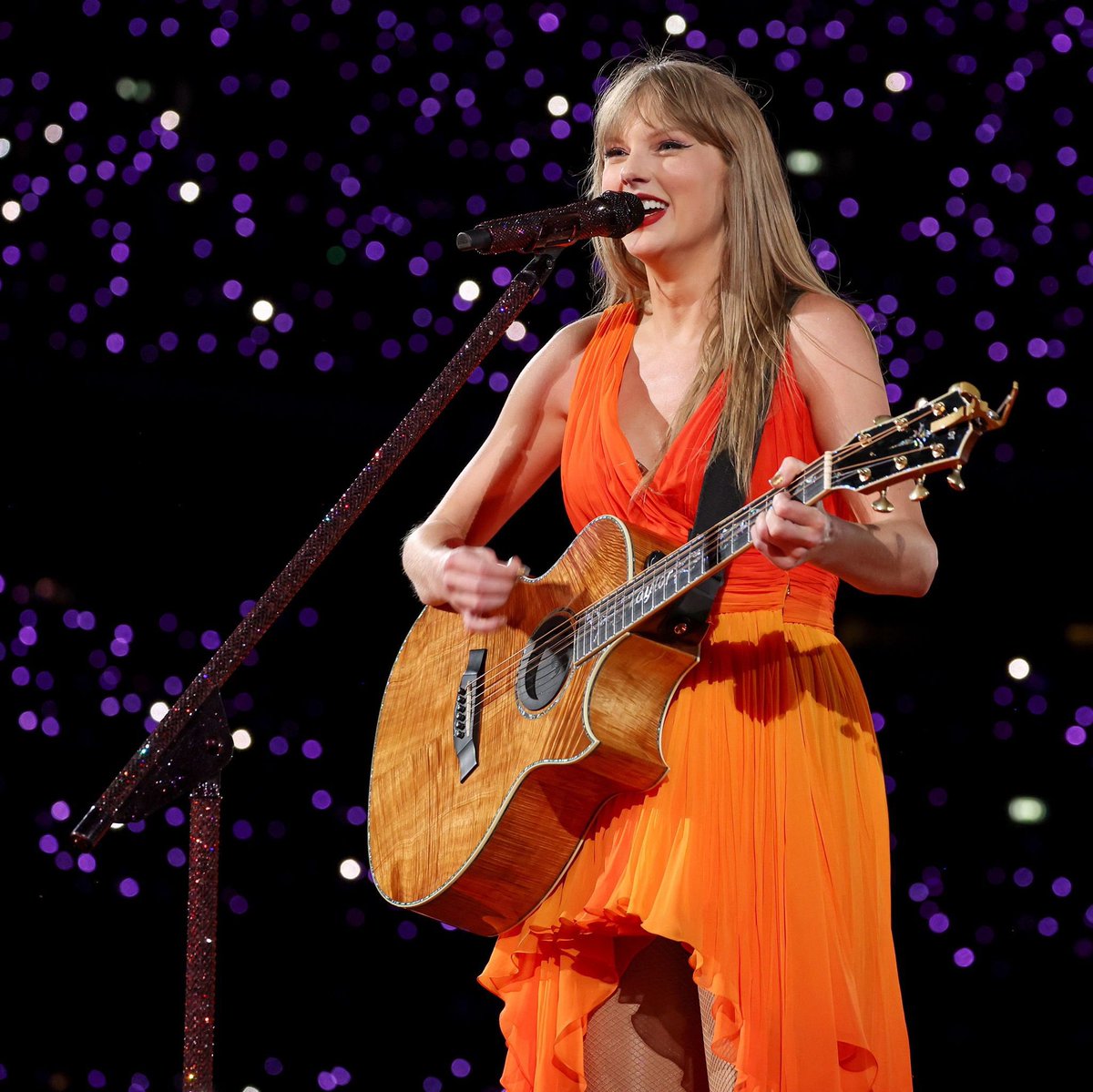 tswifterastour's tweet photo. 🚨| TAYLOR SWIFT PERFORMS A MASHUP OF "the 1" and "Wonderland" FOR THE ERAS TOUR IN MILAN, ITALY! #MilanTSTheErasTour https://t.co/STiBYtxluq