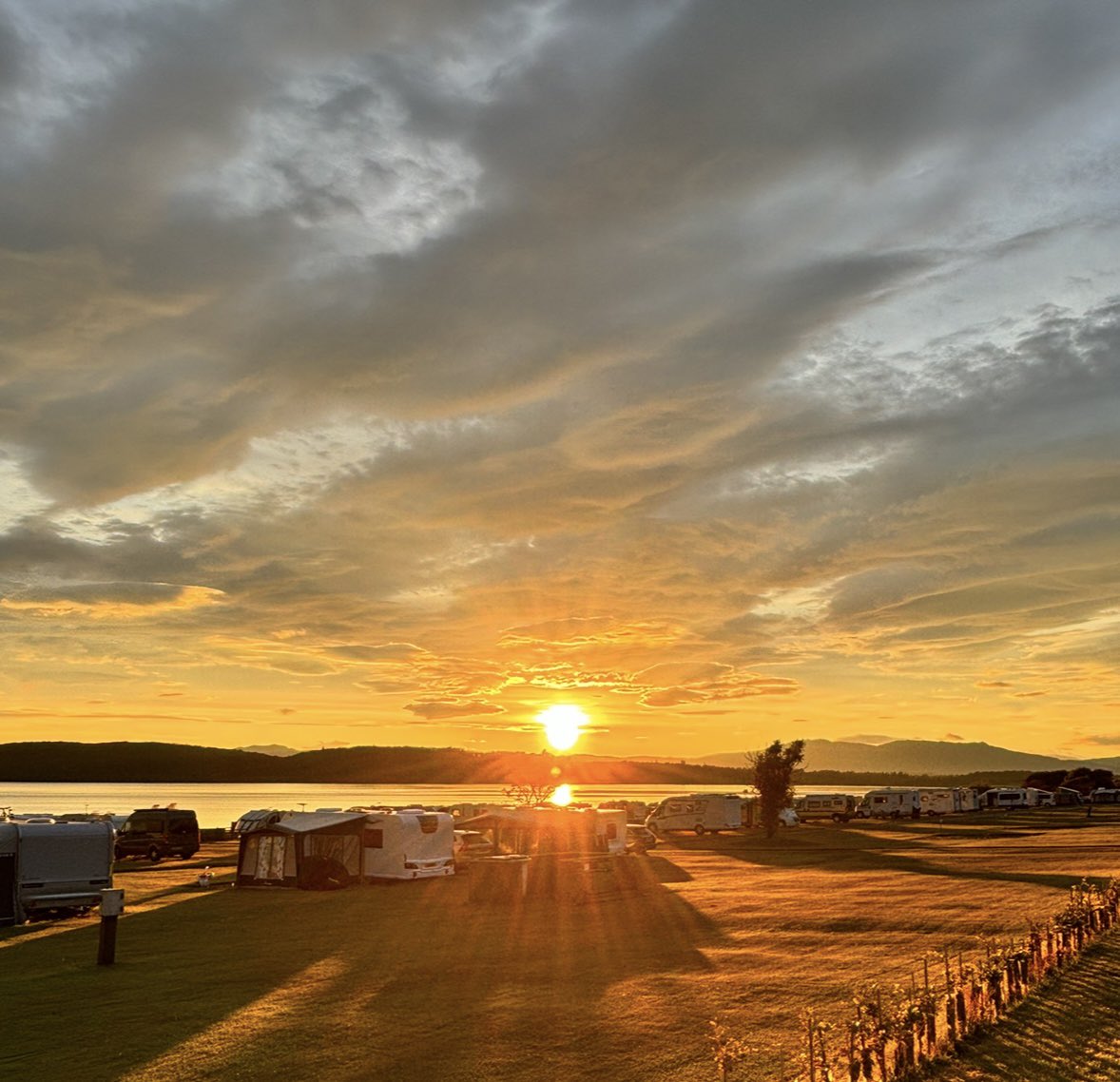 pauline44's tweet photo. The last stunning sunset of my wee weekend away 😍 🏴😍🏴
#Oban #Connel #Scotland https://t.co/glNOLBiau7