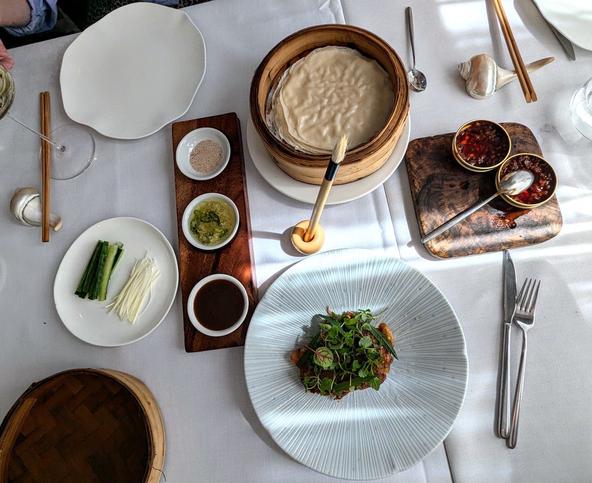 DexteryOlivia's tweet photo. Mención especial para el "Crispy aromatic 'Peking duck' London 1963" (pato ahumado con cerezas y tortitas)
Fue el plato que más nos gustó y sorprendió a todos, Pechuga jugosa y super crujiente, para enrollar en una tortita etérea con todos los ingredientes! 🎉🤟
#AWong #Londres https://t.co/UxHbRvxjYS