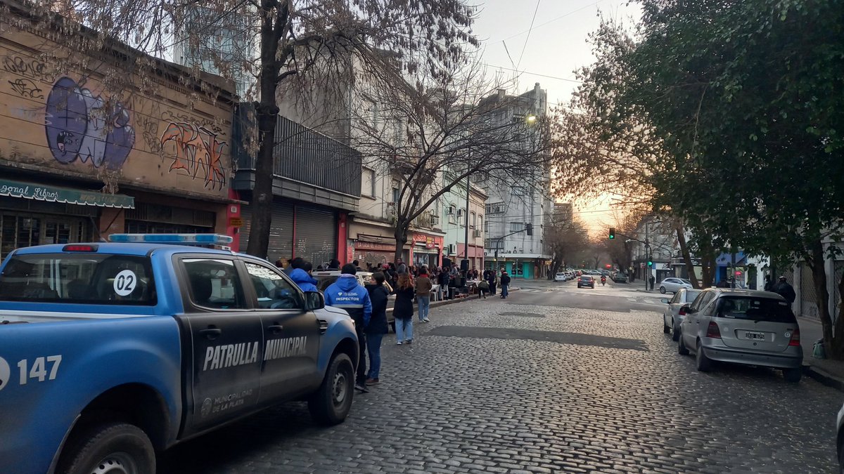 CasasFederico's tweet photo. El intendente @Julio_Alak manda sus patrullas municipales contra un evento cultural independiente a una cuadra de Plaza Italia que reúne músicos, artistas plásticos, feriantes y mucho más. "El Julio que sabe" al final es peor que Garro... https://t.co/glNBva7AWS