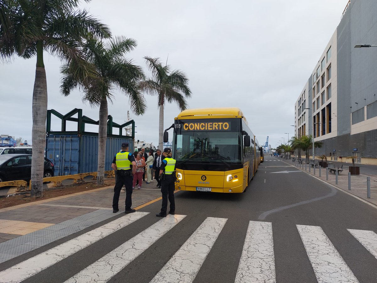 PoliciaAPLP's tweet photo. 👌Todo preparado para que accedas de forma segura y controlada a @LasPalmasPorts y disfrutes del concierto del año con la @ofgrancanaria 👮🏼♀️👮🏻
#PolicíaPortuaria 💙
#TemudasFest 🤍
#MejorPuertoDelAtlánticoMedio💛 https://t.co/yrEDIoeNjb