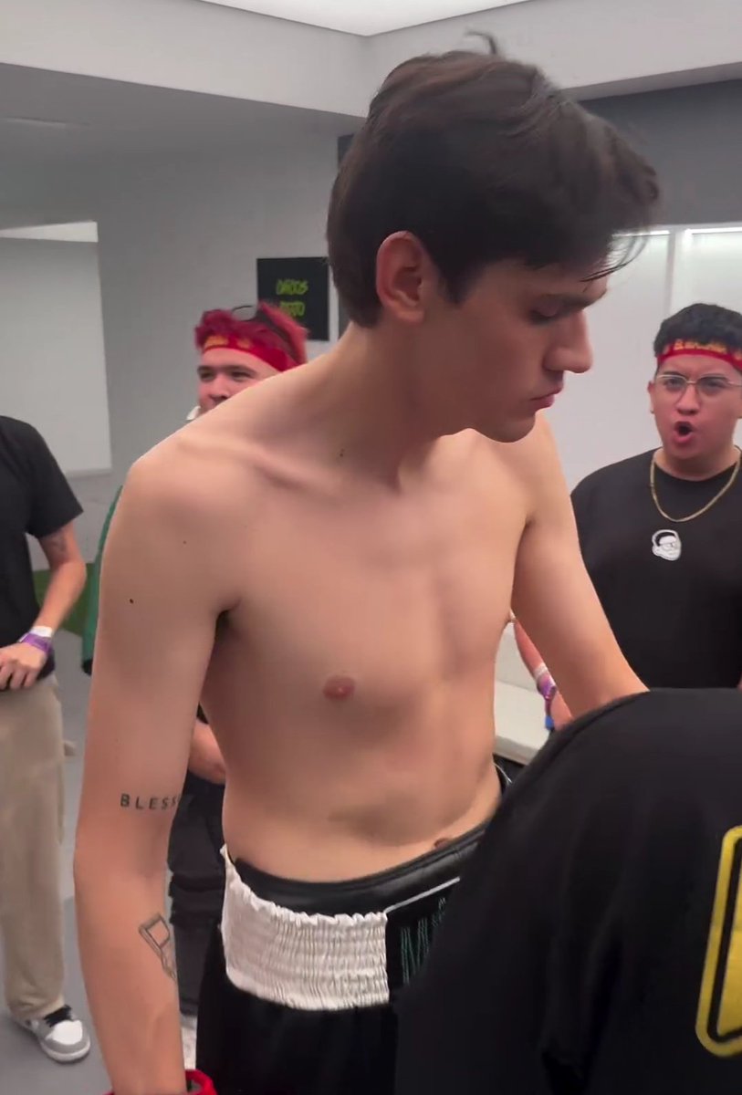 txekoos's tweet image. SE VIENE GENTE, REALMENTE ESTÁ SUCEDIENDO, ESTAMOS A PUNTO DE PRESENCIAR A ELMARIANA BOXEADOR Y SU INCREÍBLE ENTRADA, NO MAMEEEEN. 😭