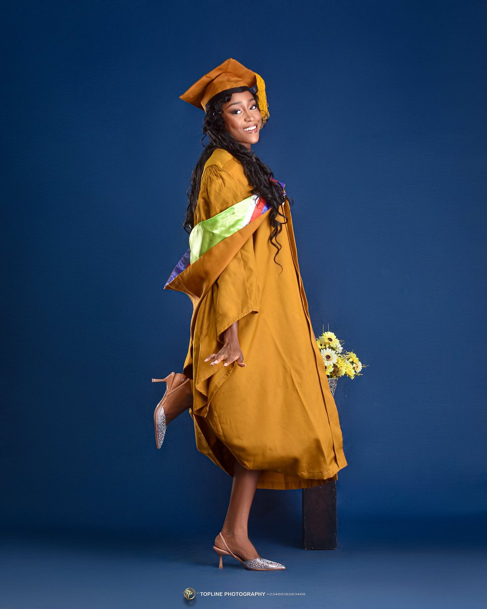 AmuzatPrecious's tweet photo. Exactly one month ago, I was inducted into the medical profession. 
Graduated with distinctions in Surgery and Community Medicine.

I’m grateful to God and everyone that was part of the journey.

#God’sGirl😌
@nobilismedici 

👗 by moi https://t.co/tVXJMcquTa