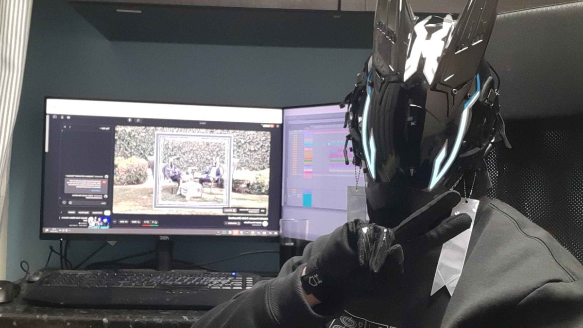 Satindolphin052's tweet photo. Any other robots out here waiting for this to drop???
Just under ten minutes left!!!
So excited for people to hear the new mix we've been working on https://t.co/v3Tt4dqGR2