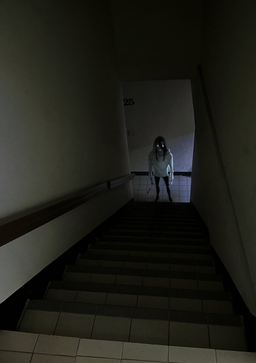 "ʏᴏᴜ..ꜰᴏᴜɴᴅ ᴍᴇ...~"

A trans fem portrayal of Jeff the Killer.

More information below.