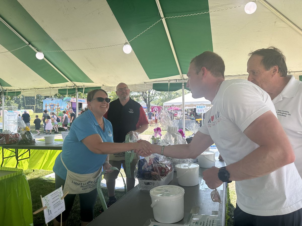 MaxMillerOH's tweet photo. Broadview Heights #HomeDays did not disappoint.
Thanks for letting me stop by this afternoon!
@CuyahogaGOP https://t.co/SjJ326VGJv