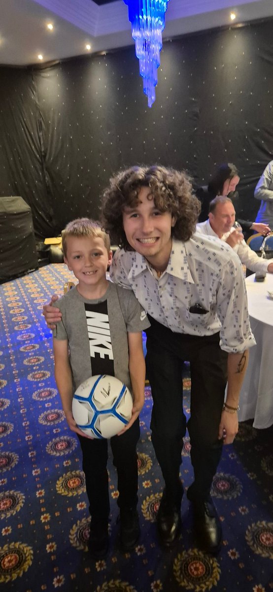 Harris89Alex's tweet photo. A massive thankyou to everyone in the @TheGillsFC family for a truly fantastic and memorable day for me and my godson, Logan. He said it was the best day ever multiple times.
Thank you for the signed ball, mostly thankyou for everything you are doing for this great club. #UTG. https://t.co/Wvyuu8AcSK
