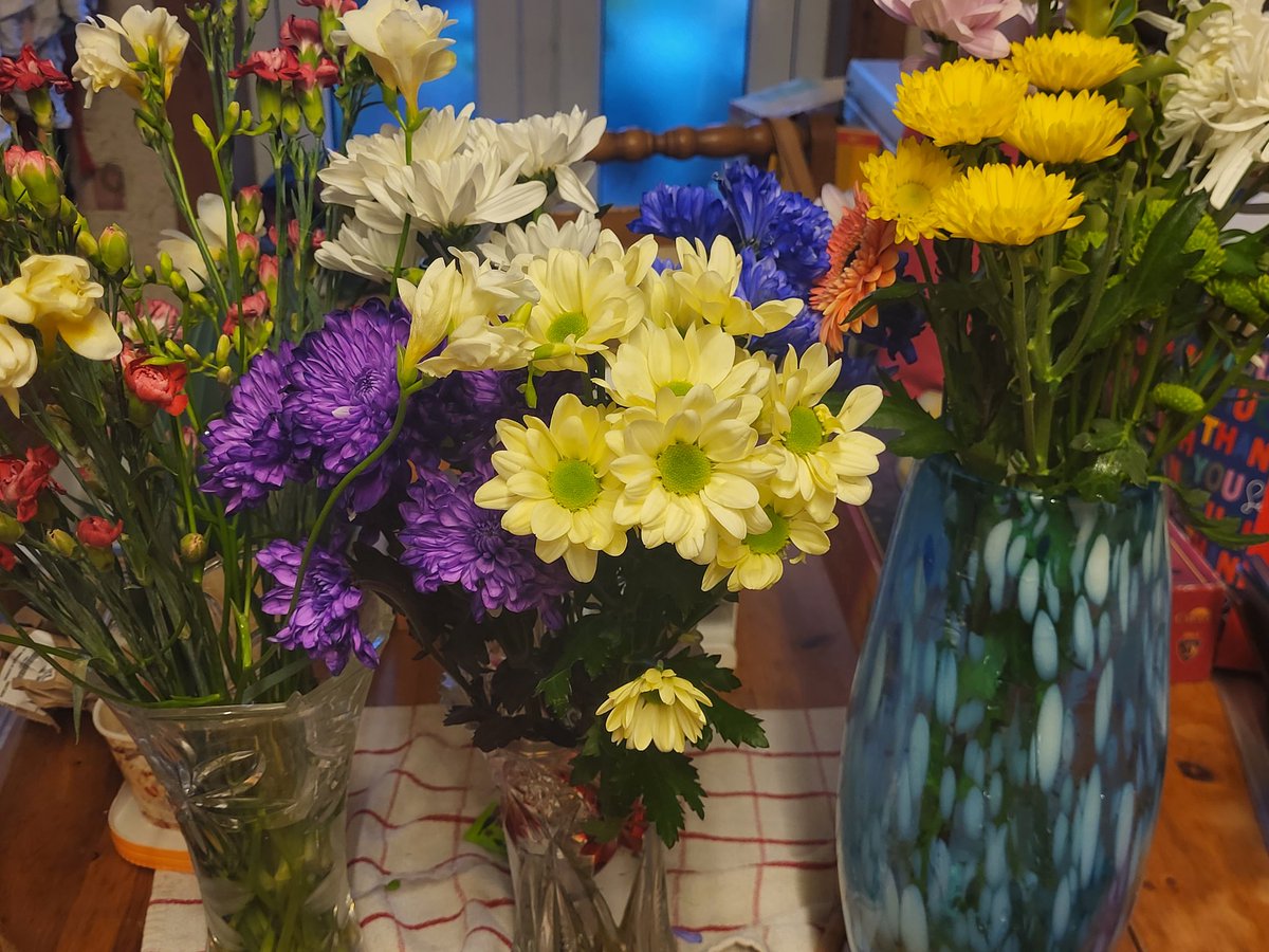 Bizbeth88's tweet photo. Had my last night as a full time leader at @1stMatchborough Scouts on Wednesday night before moving north to look after my mum. It's been a joy for the past 7yrs to see the YP in the group thrive. Got lots of flowers &amp; gifts from parents &amp; felt truly appreciated by all ❤️ https://t.co/lWNs8znmYo