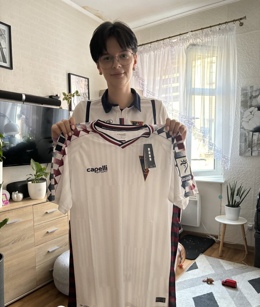 _pinnkaofficial's tweet photo. Gryfuś dzięki wielkie za prezent totalnie się nie spodziewałam 🤝🏽 oczywiście leży jak ulał 💝
#POGKOT https://t.co/N15z6xtbTo