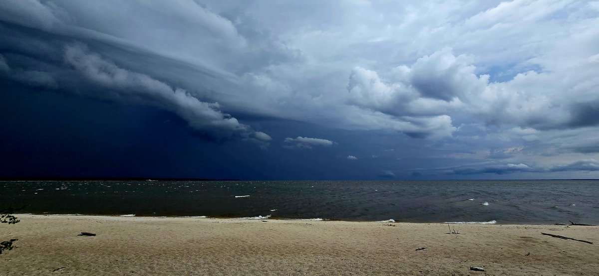 N0ideawhyimhere's tweet photo. Well, I guess there's a little storm coming!

#AlbertBeach https://t.co/3GB83htoJ5