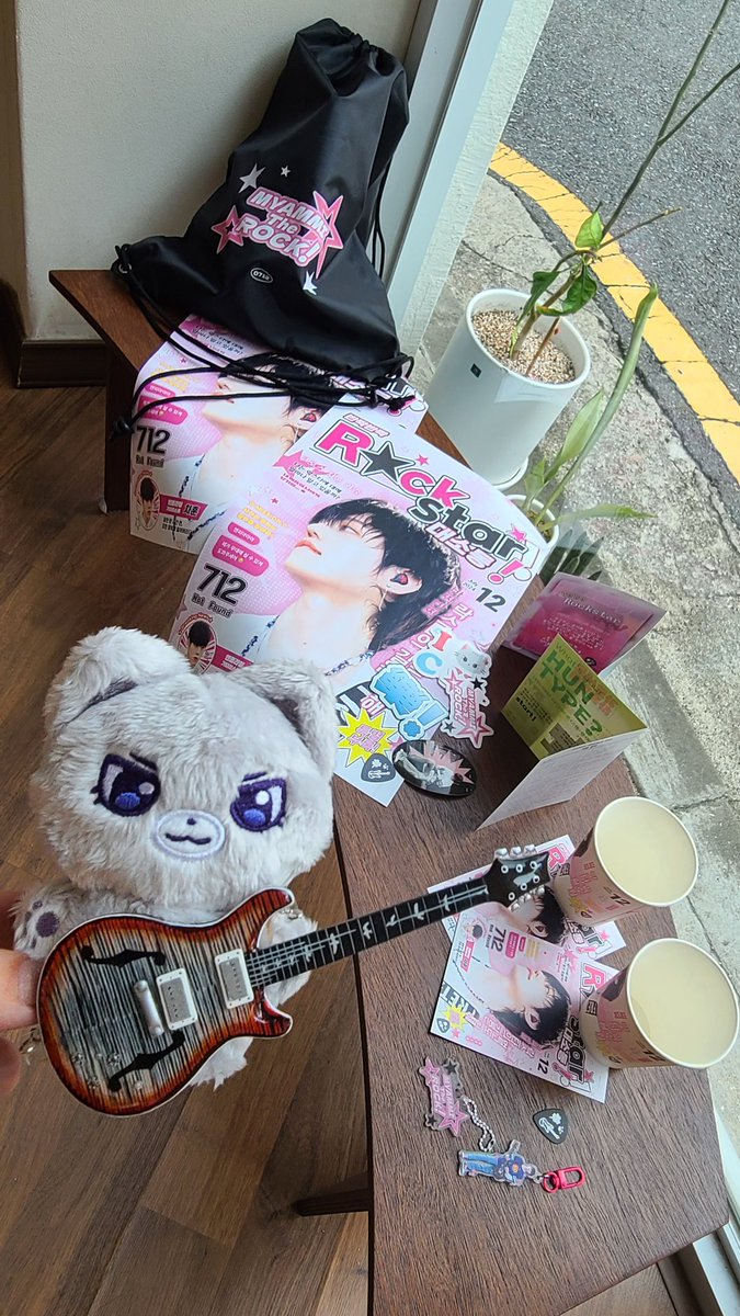 CHsally_'s tweet photo. 멋진 공간에서 생일 축하를 할 수 있어서 기뻤습니다!
케이크도 맛있었어요🍌
카페 열어주셔서 진짜 고마워요❤
フニへの愛がたっぷり😻優しいN.Fiaたくさん！(ラキドロは5だった🥹)
#반짝반짝락스타대소동 
#작전명_차훈을구하라 https://t.co/LJsprQCsxT