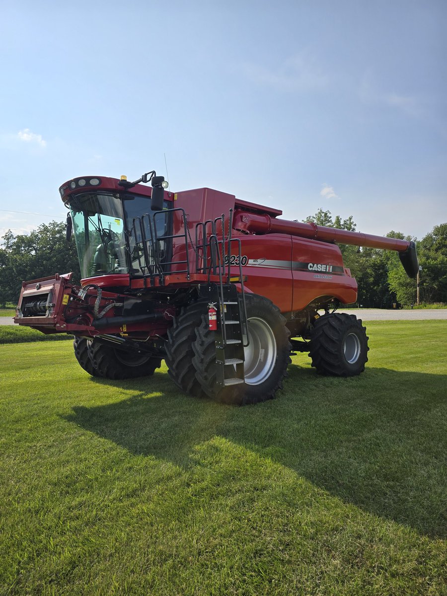 Z_Modlin88's tweet photo. 2012 Case IH 9230 for sale. 3400/2450 hrs. Crary big top bin extensions. Extender on auger. 90mm cylinders. Cross auger shut off control. Have more pictures and service info if wanted. Very clean machine. Asking $117,500. Call/text 515-360-2904. Retweets and shares appreciated! https://t.co/UiANeAsVBc