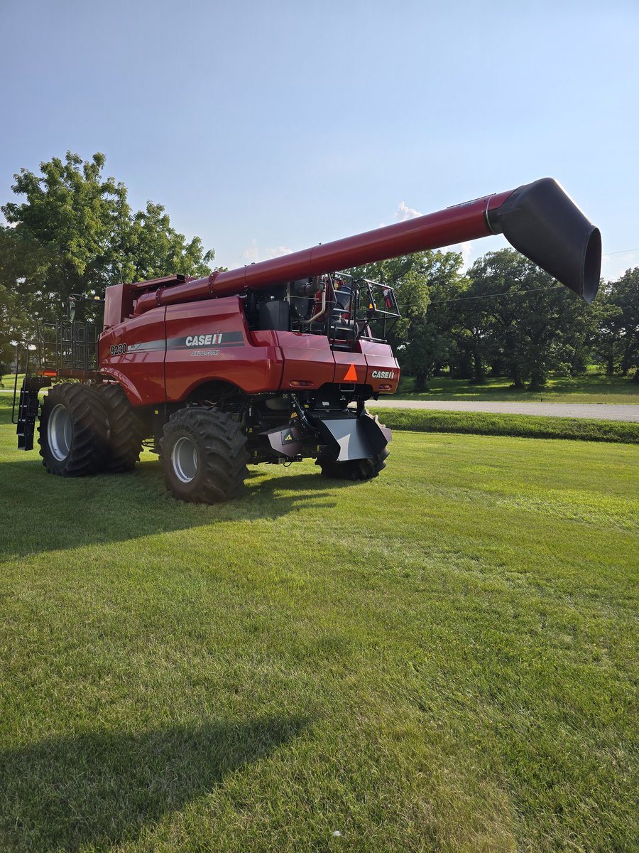 Z_Modlin88's tweet photo. 2012 Case IH 9230 for sale. 3400/2450 hrs. Crary big top bin extensions. Extender on auger. 90mm cylinders. Cross auger shut off control. Have more pictures and service info if wanted. Very clean machine. Asking $117,500. Call/text 515-360-2904. Retweets and shares appreciated! https://t.co/UiANeAsVBc