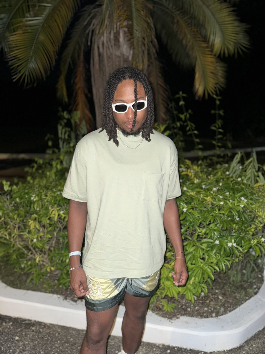 JahWolvah's tweet photo. JA VYBES 🇯🇲 #topgeneral https://t.co/svFWA43E5n