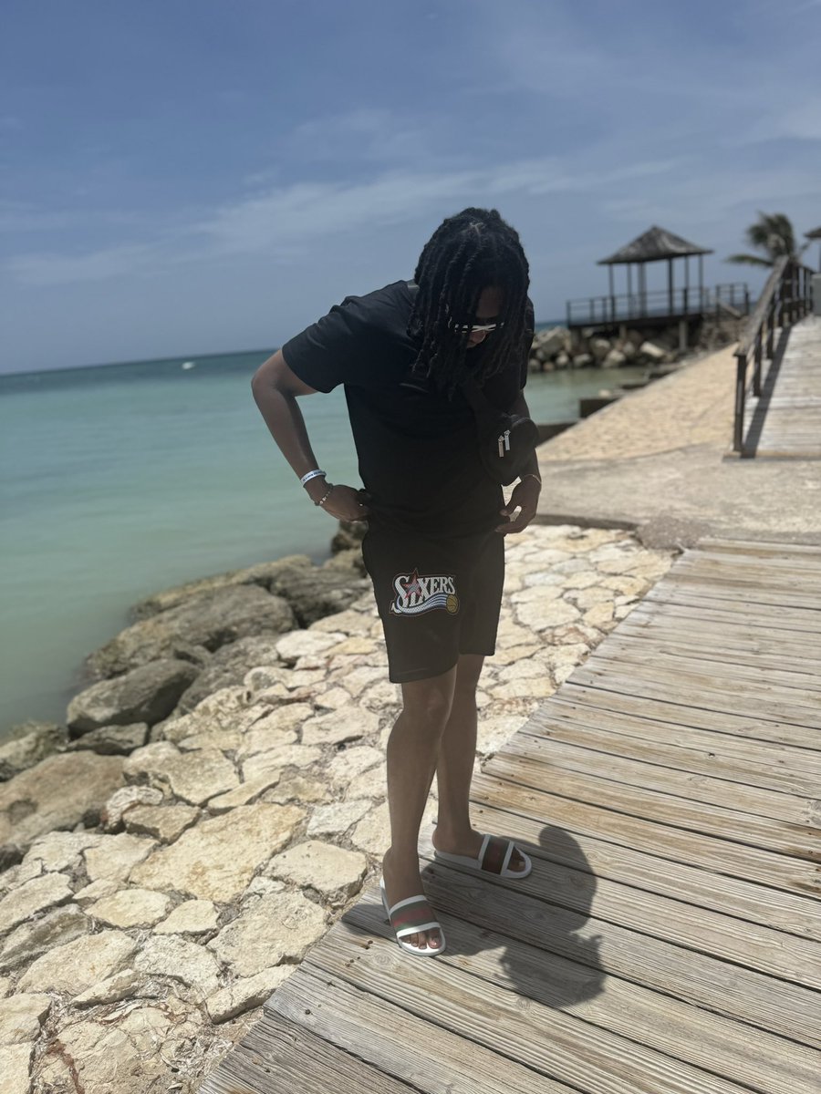 JahWolvah's tweet photo. JA VYBES 🇯🇲 #topgeneral https://t.co/svFWA43E5n