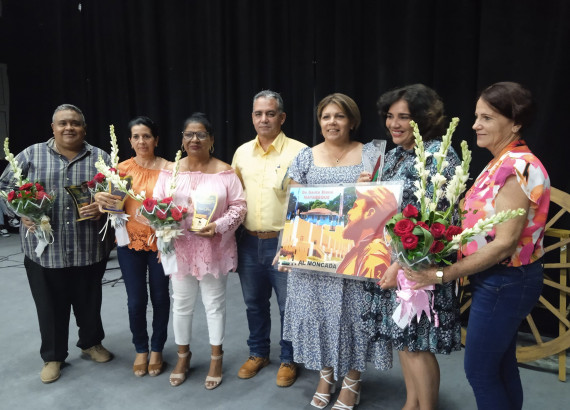 DiarioMayabeque's tweet photo. Melena del Su fue seleccionado el más integral en la educación, según trascendió en el acto provincial de cierre del curso escolar 2023-2024 efectuado en la Casa de la Décima de Mayabeque Mayabeque.
#educacion #MelenaDelSur #integralidad
#educarengrandece
#MayabequeSeMueve https://t.co/7iDp5CYroo