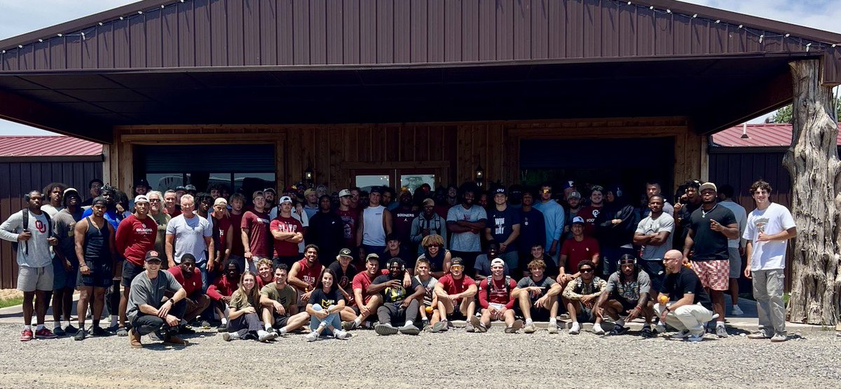 KevinDeShazo's tweet photo. Always a good day when you get to spend time investing in this crew. Fun day leading the @OU_Football team retreat. Special group of leaders. Connected and committed. Team 130 is ready. https://t.co/j5YB2Xp7YT