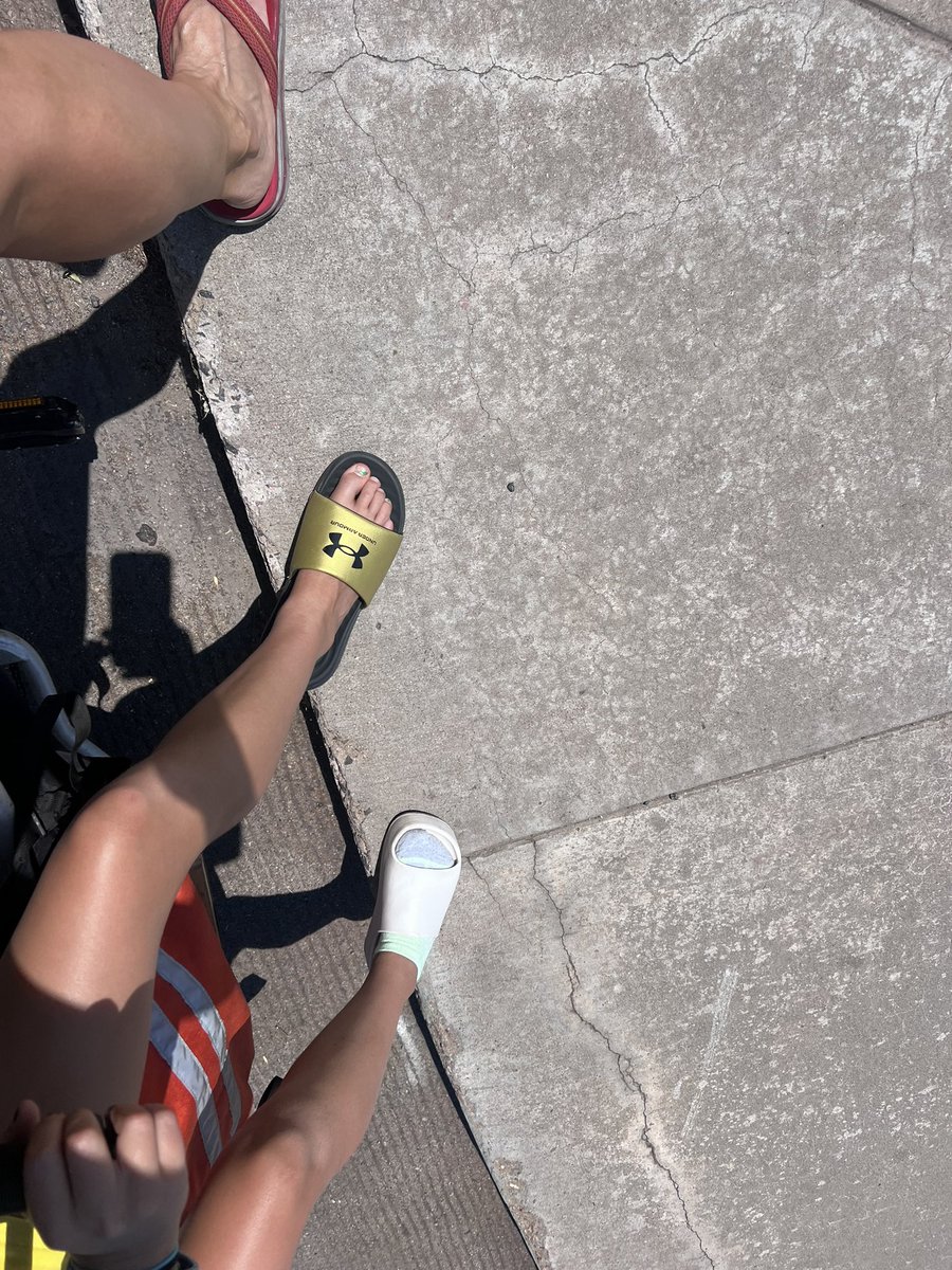 AKenreich's tweet photo. I looked down at a stoplight and realized I was getting some help from the kids on the back of my @RadPowerBikes Radwagon. #OneLessMinivan https://t.co/oVb9sEKTy7