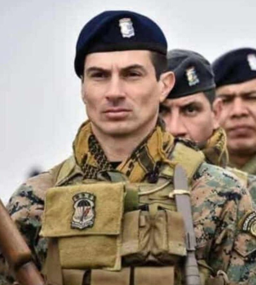 Fallecio el capitán franco Sottile, miembro del GOE de la Fuerza Aérea Argentina

Su paracaídas se enredó con el de un compañero mientras hacían un ejercicio militar y para que no mueran los dos eligió soltarse el