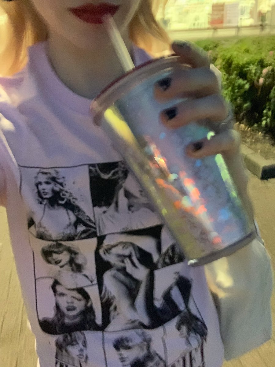 coquetteswift's tweet photo. MY SHIRT ARRIVED 🤍 https://t.co/OlZeczkCYk