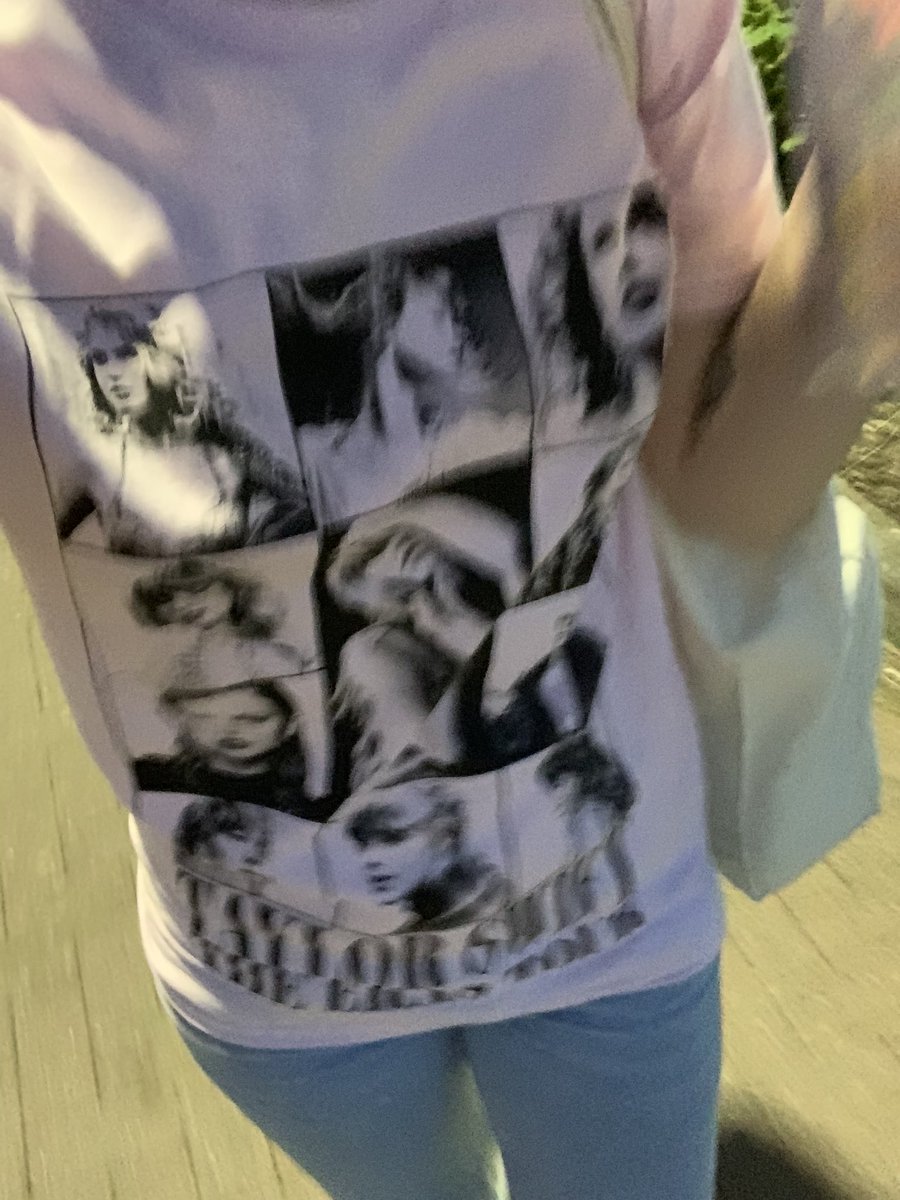 coquetteswift's tweet photo. MY SHIRT ARRIVED 🤍 https://t.co/OlZeczkCYk