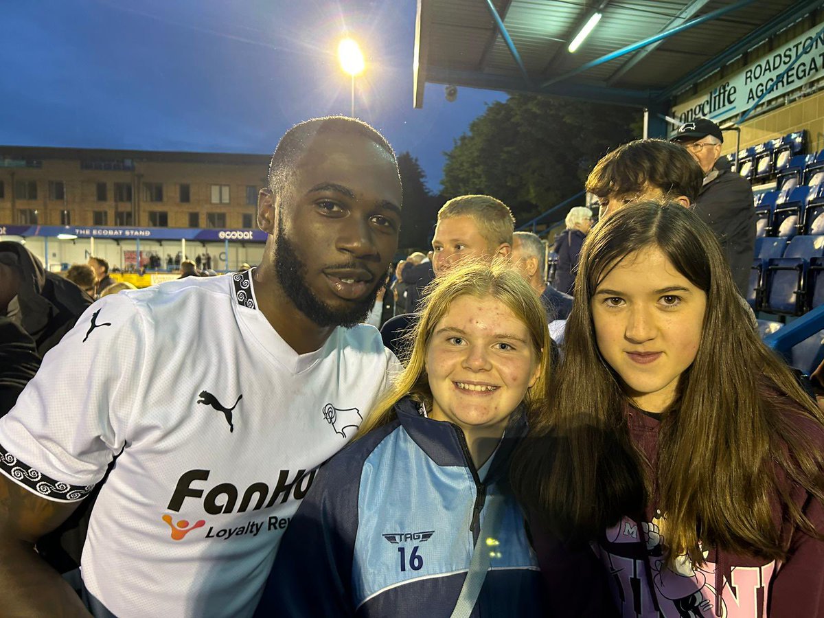 rob__denn's tweet photo. 😂😂 never seen her so nervous to ask for couple of photos https://t.co/0zGNEcf2ub