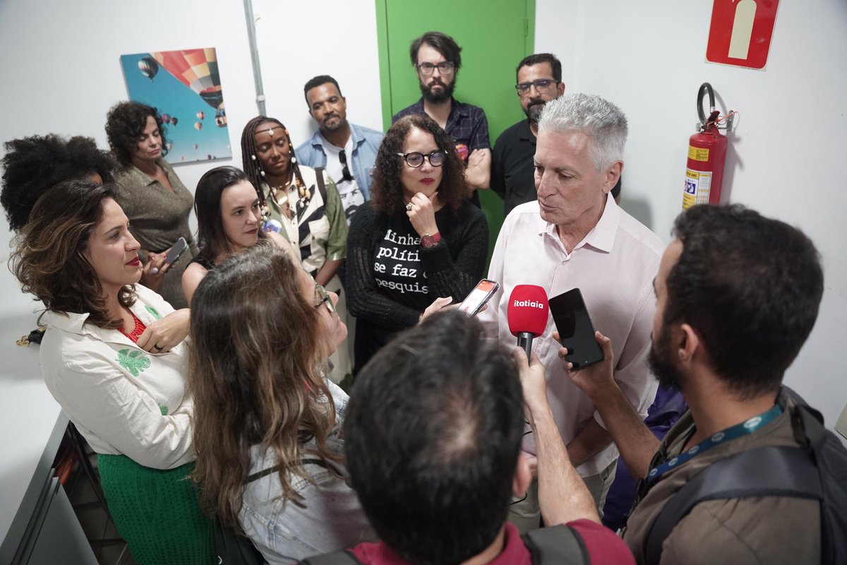 RogerioCorreia_'s tweet photo. Já chegaram para começar o ato “Unifica, BH” o pré-candidato a prefeito Rogério Correia, a deputada estadual @bellagoncalvs e a presidenta da Federação Brasil da Esperança e ministra da Ciência e Tecnologia @lucianasantos. #BHpodemais 

Fotos: Luiz Rocha https://t.co/CTm00HfQce