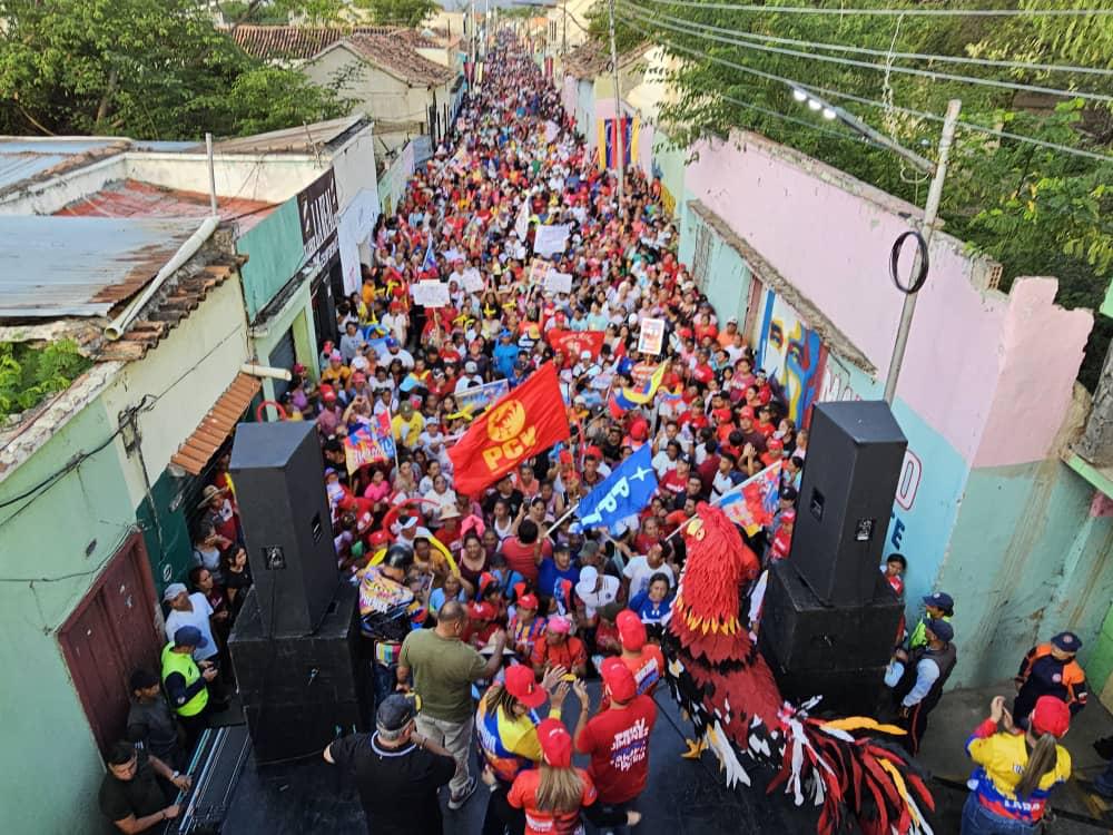 RSuarezPSUV's tweet photo. Así se movilizó el municipio Jiménez en apoyo a nuestro Pdte @NicolasMaduro 

Amor, compromiso y lealtad.

Con Bolivar y Chávez Nosotros Venceremos! https://t.co/WQPxZLybSi