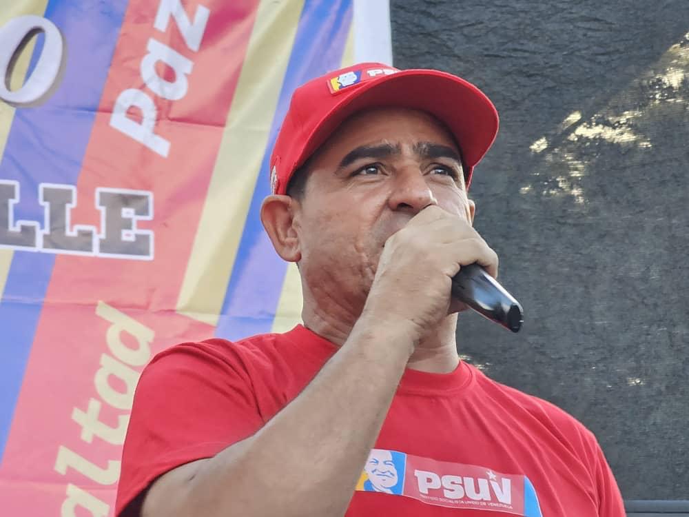 RSuarezPSUV's tweet photo. Así se movilizó el municipio Jiménez en apoyo a nuestro Pdte @NicolasMaduro 

Amor, compromiso y lealtad.

Con Bolivar y Chávez Nosotros Venceremos! https://t.co/WQPxZLybSi