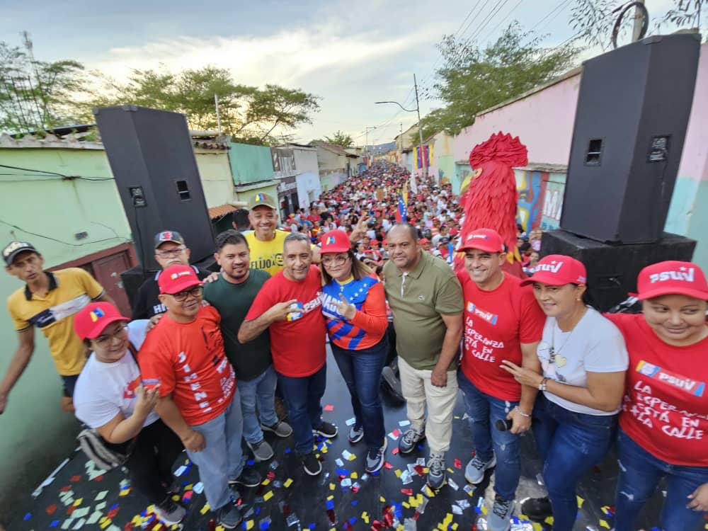 RSuarezPSUV's tweet photo. Así se movilizó el municipio Jiménez en apoyo a nuestro Pdte @NicolasMaduro 

Amor, compromiso y lealtad.

Con Bolivar y Chávez Nosotros Venceremos! https://t.co/WQPxZLybSi