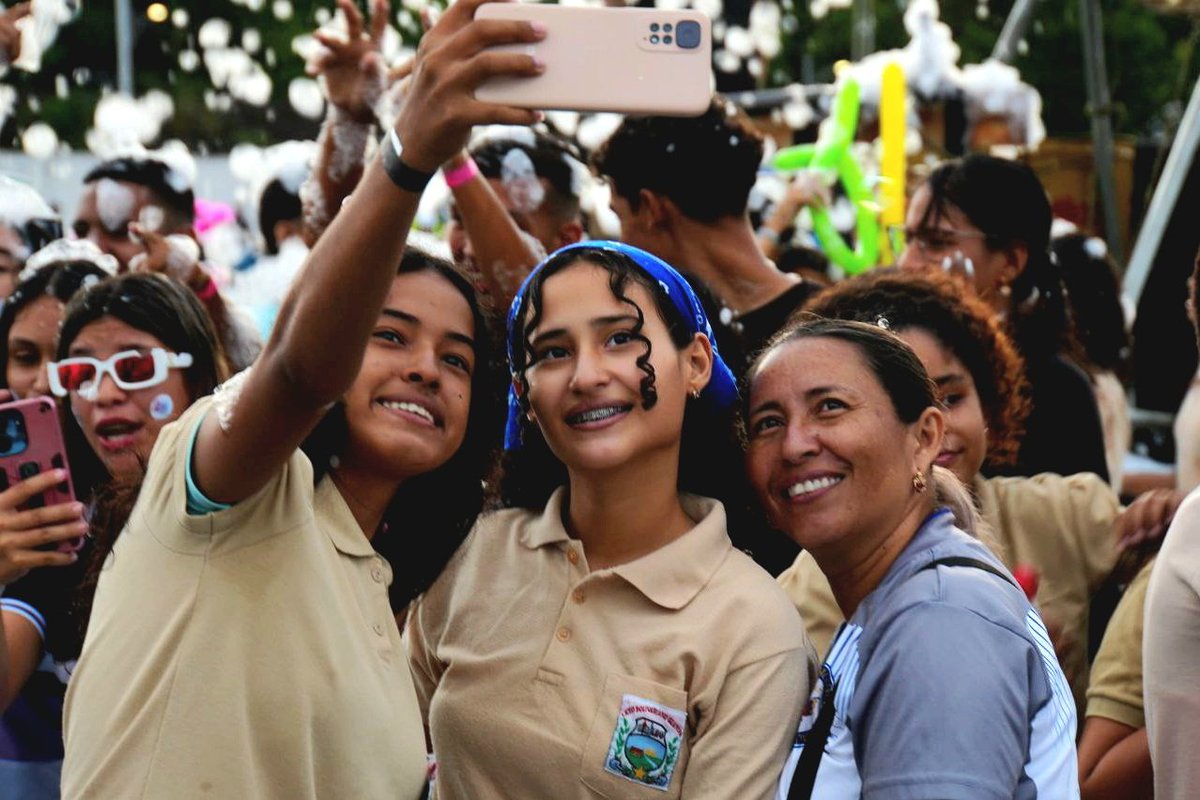 ¡Mostacho Fest en Barinas y Carabobo!

Sigue la alegría en el territorio. Acompañamos a nuestros/as bachilleres en la celebración de sus victorias académicas.  Con optimismo ellos/as protagonizan la construcción del futuro grande de Venezuela.

#PoesíaEnMovimiento
<a href="/NicolasMaduro/">Nicolás Maduro</a>