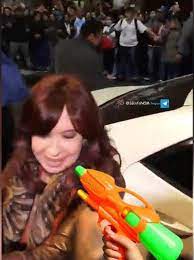 DiazGotica's tweet photo. #Cristina Kirchner #Servicio Secreto #Estados Unidos #Pensilvania #Trump #Disparos Unidos #Kennedy #EEUU #URGENTE #Copitos
En el país bananero a los bichos zurdos populistas les tiran agua y es mas mortal que una bala!!! https://t.co/mT6JirwYiO