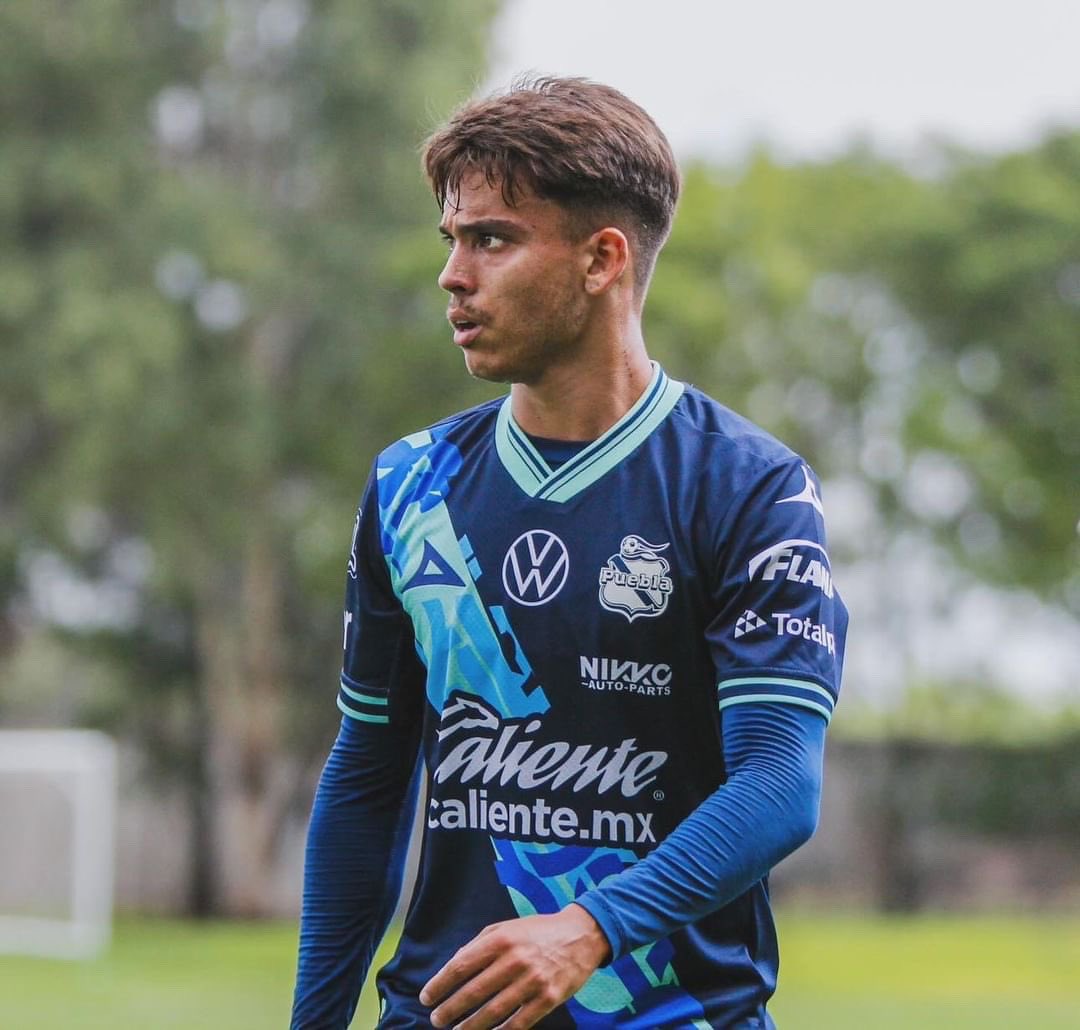_viniciuscortes's tweet photo. Muy contento con la victoria y por el debut con esta camisa. Seguir y seguir 

#LaFranjaNosUne🎽 https://t.co/eqz0162aKL
