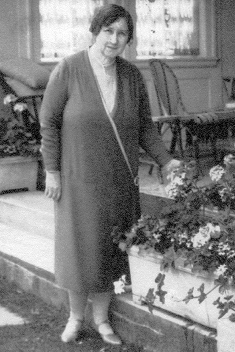 CanadasHistory's tweet photo. Jennie Butchart was a talented and energetic woman who transformed an industrial site north of Victoria into the showpiece Butchart Gardens, one of the best-manicured and most popular gardens in the world. Read the full story: https://t.co/16i7v3Vk6D https://t.co/UviDc0Chnq