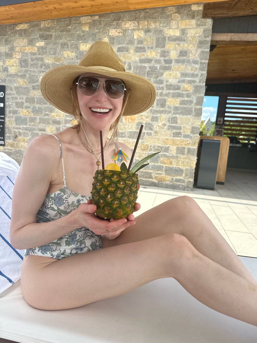 LauraLandPrepon's tweet photo. Battre la chaleur avec un jus d’ananas et 100SPF 🧛🏻‍♀️#lauraprepon #ointb https://t.co/PxrYzf9EQL