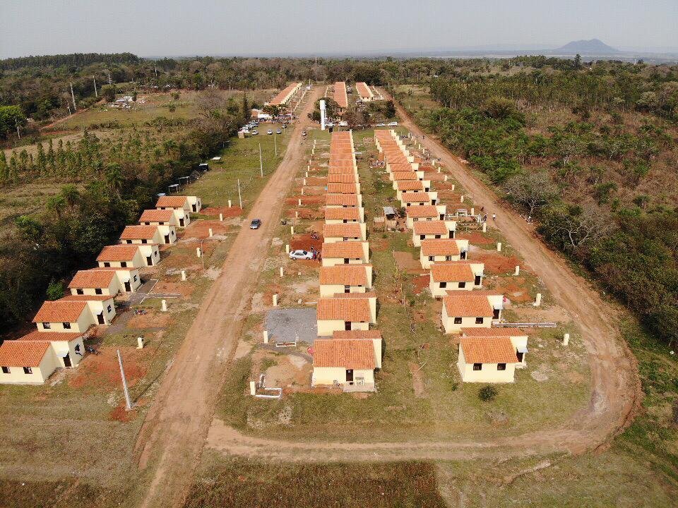 giro_py's tweet photo. Lo que vemos de Che roga pora, uno de los pilares de la campaña de Santiago Peña: 🏠🏠

Lo que es:

Horas quemadas en el tráfico, dinero quemado en combustible y deliverys, stress, sedentarismo, soledad,
y mala y reducida esperanza de vida.

¿Así quiere el Presidente a su pueblo? https://t.co/lm9t1UFsat