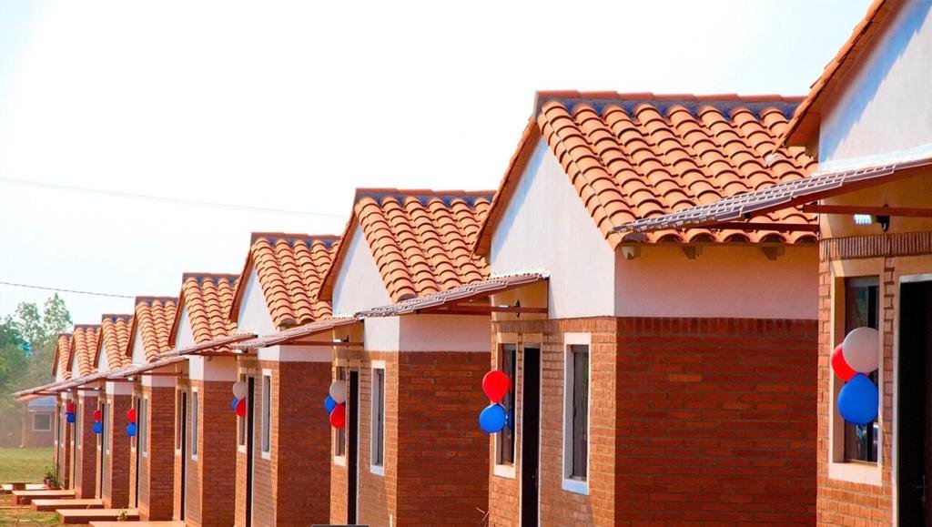 giro_py's tweet photo. Lo que vemos de Che roga pora, uno de los pilares de la campaña de Santiago Peña: 🏠🏠

Lo que es:

Horas quemadas en el tráfico, dinero quemado en combustible y deliverys, stress, sedentarismo, soledad,
y mala y reducida esperanza de vida.

¿Así quiere el Presidente a su pueblo? https://t.co/lm9t1UFsat