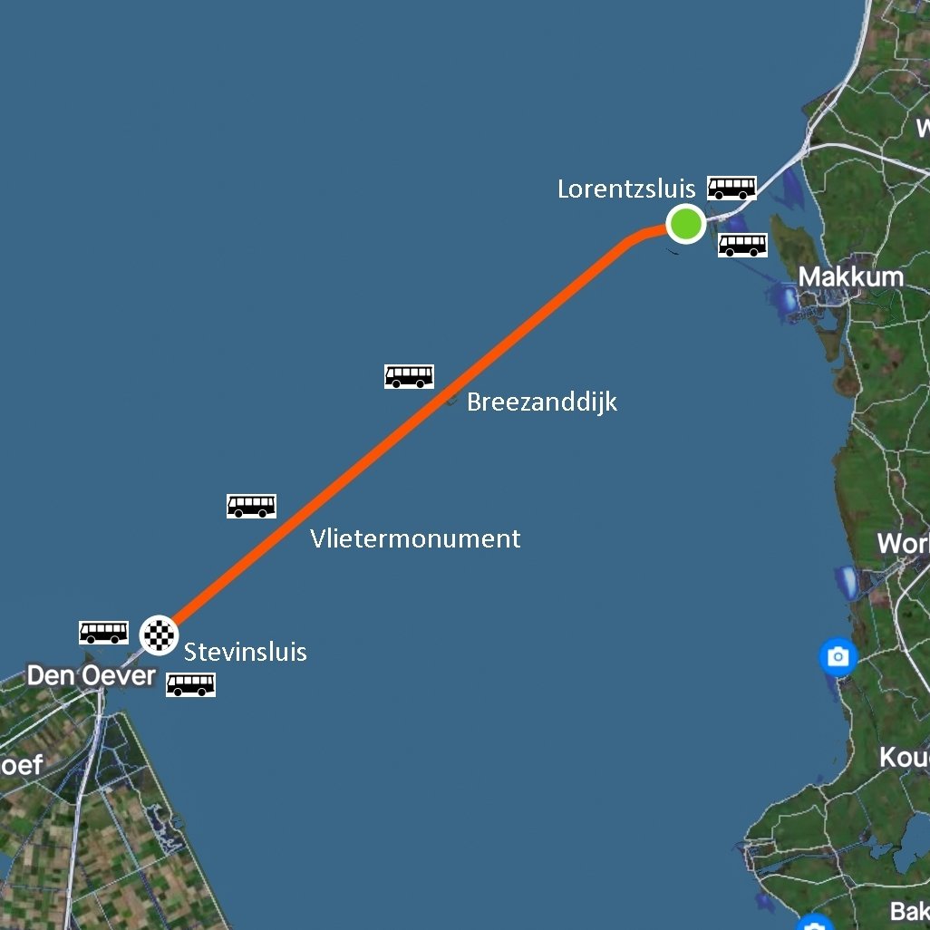Op de Afsluitdijk zijn de fietspaden langs de 2  sluiscomplexen weggehaald. Met de gratis fietsbus kun je de sluizen passeren. Van de bushalte Breezanddijk naar Vlietermonument kun je 9 km fietsen. En tussen de bouwhekken zelfs 22 km. Maar dan rijd je 13 km extra heen en weer.
